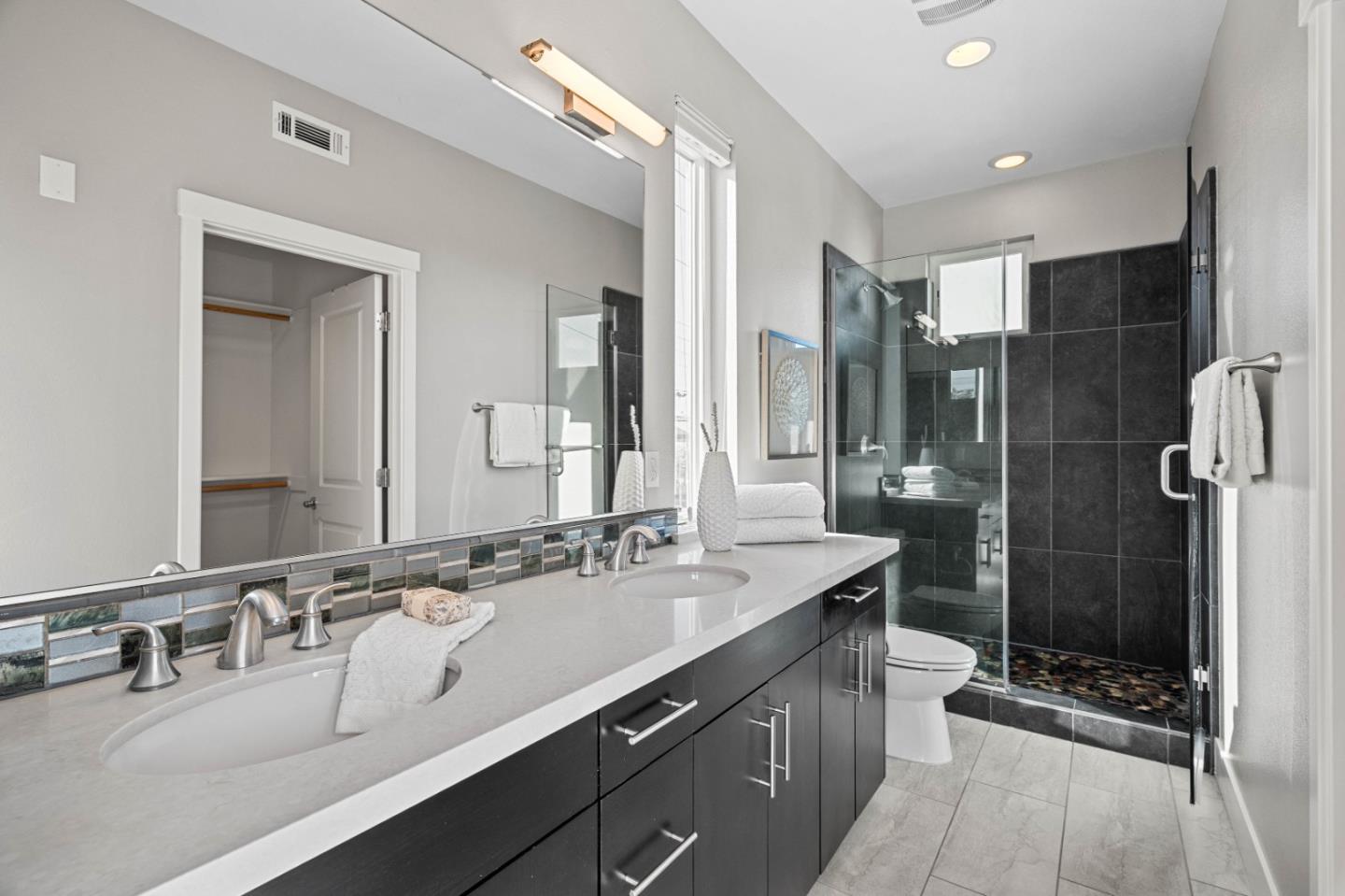 Detail Gallery Image 12 of 29 For 630 Warren St, Redwood City,  CA 94063 - 3 Beds | 3/1 Baths