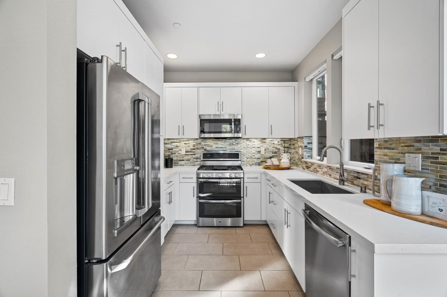 Detail Gallery Image 9 of 29 For 630 Warren St, Redwood City,  CA 94063 - 3 Beds | 3/1 Baths