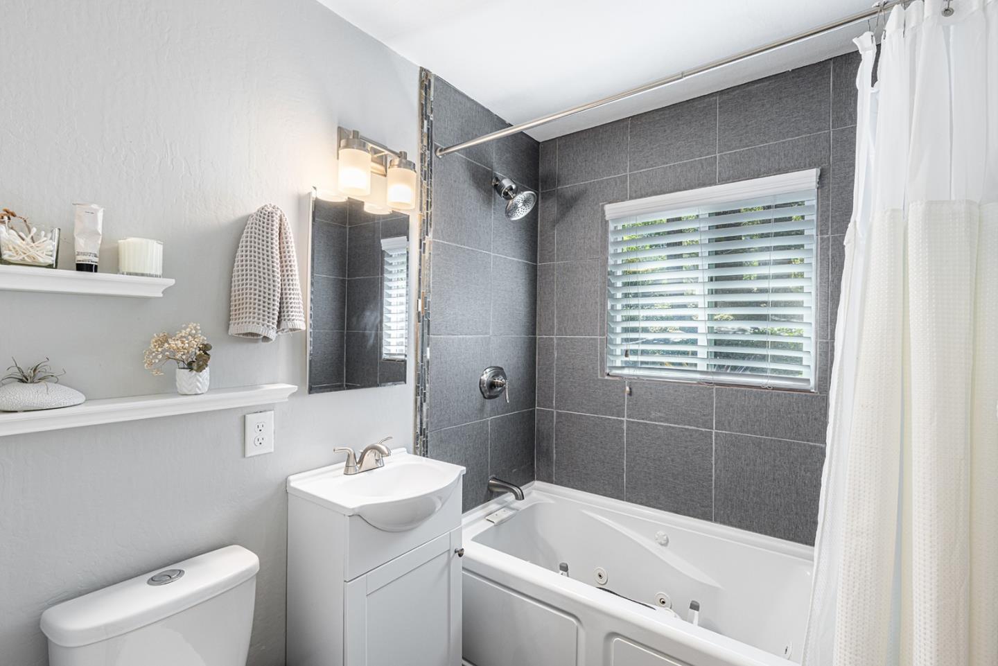 Detail Gallery Image 14 of 29 For 5914 Channel Dr, Santa Rosa,  CA 95409 - 3 Beds | 2 Baths