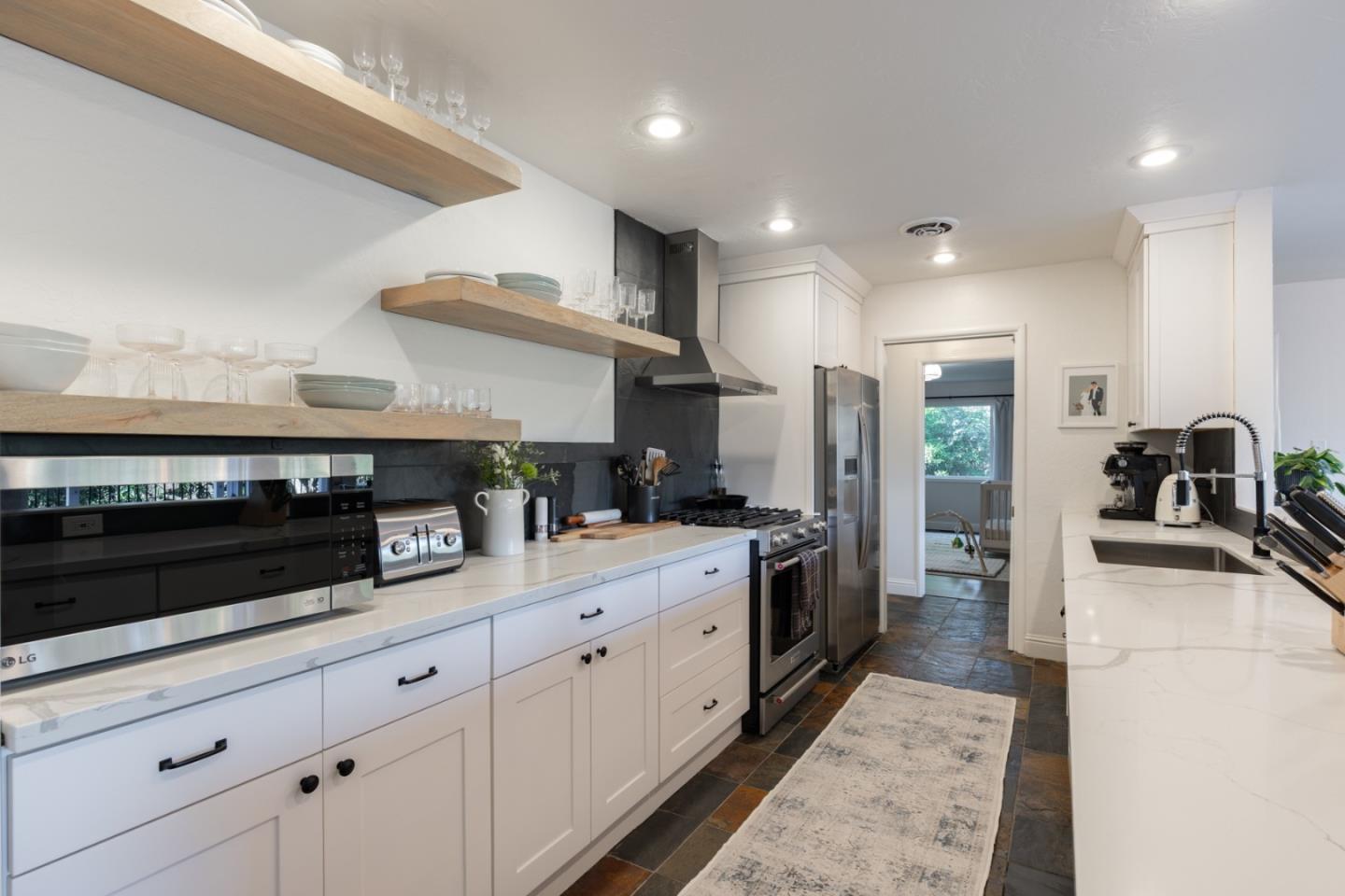 Detail Gallery Image 5 of 29 For 5914 Channel Dr, Santa Rosa,  CA 95409 - 3 Beds | 2 Baths