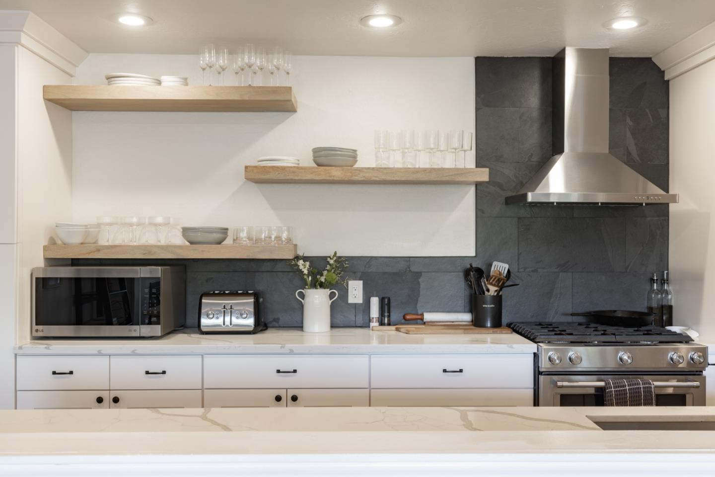 Detail Gallery Image 8 of 29 For 5914 Channel Dr, Santa Rosa,  CA 95409 - 3 Beds | 2 Baths