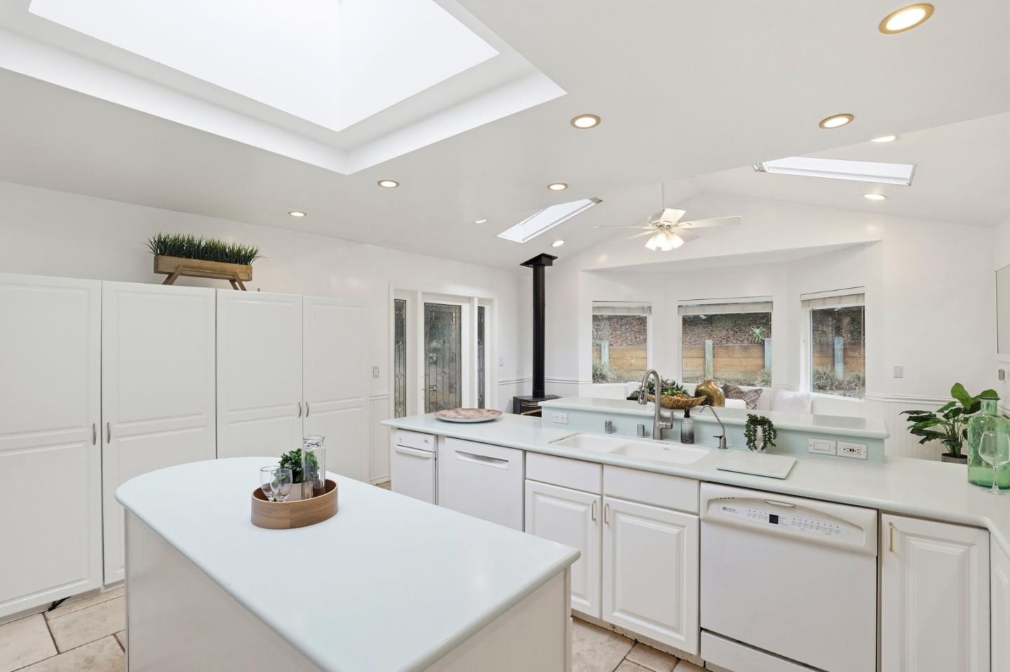 Detail Gallery Image 11 of 33 For 5 Hibbert Ct, Pacifica,  CA 94044 - 4 Beds | 2 Baths