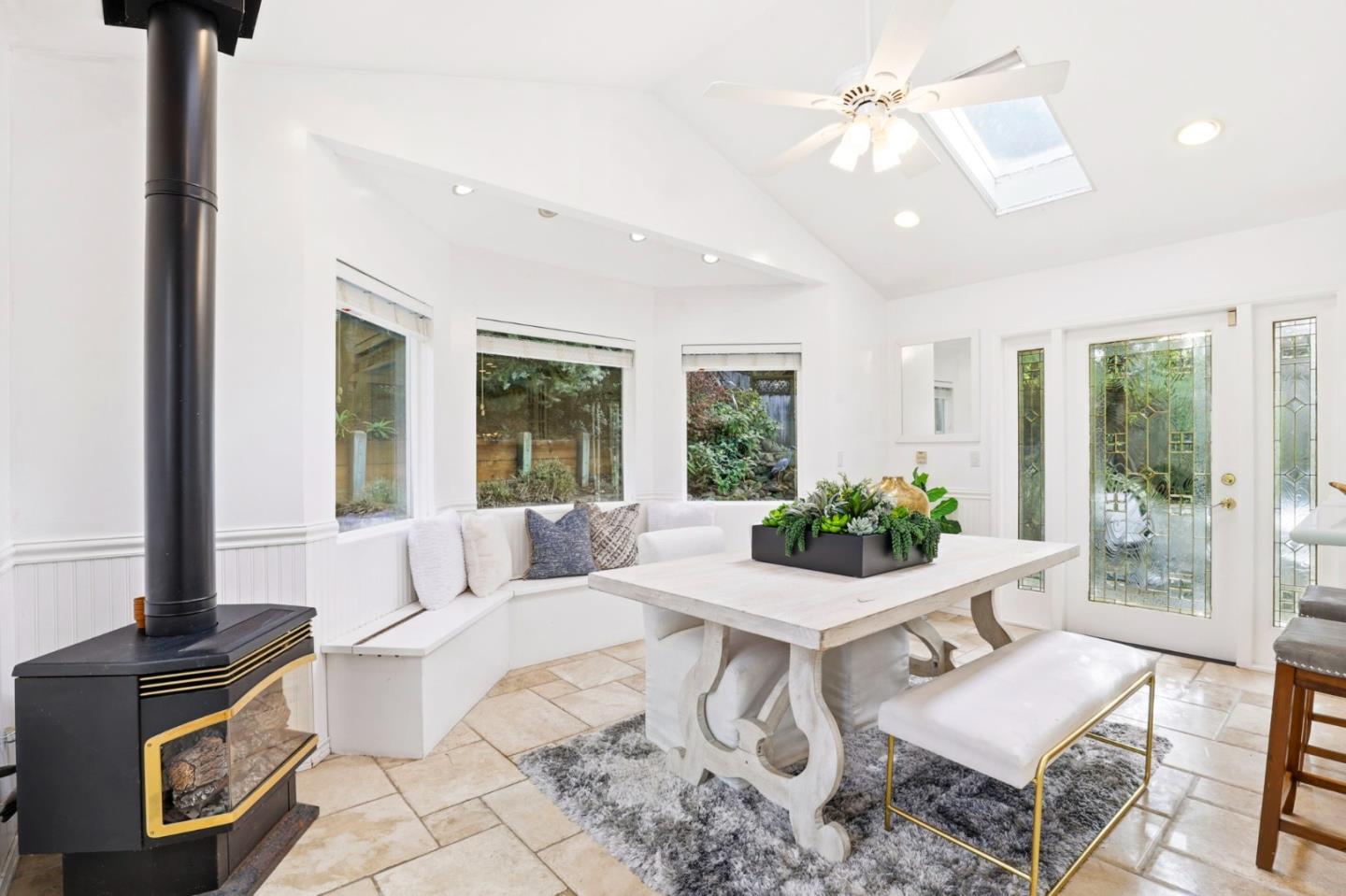 Detail Gallery Image 14 of 33 For 5 Hibbert Ct, Pacifica,  CA 94044 - 4 Beds | 2 Baths