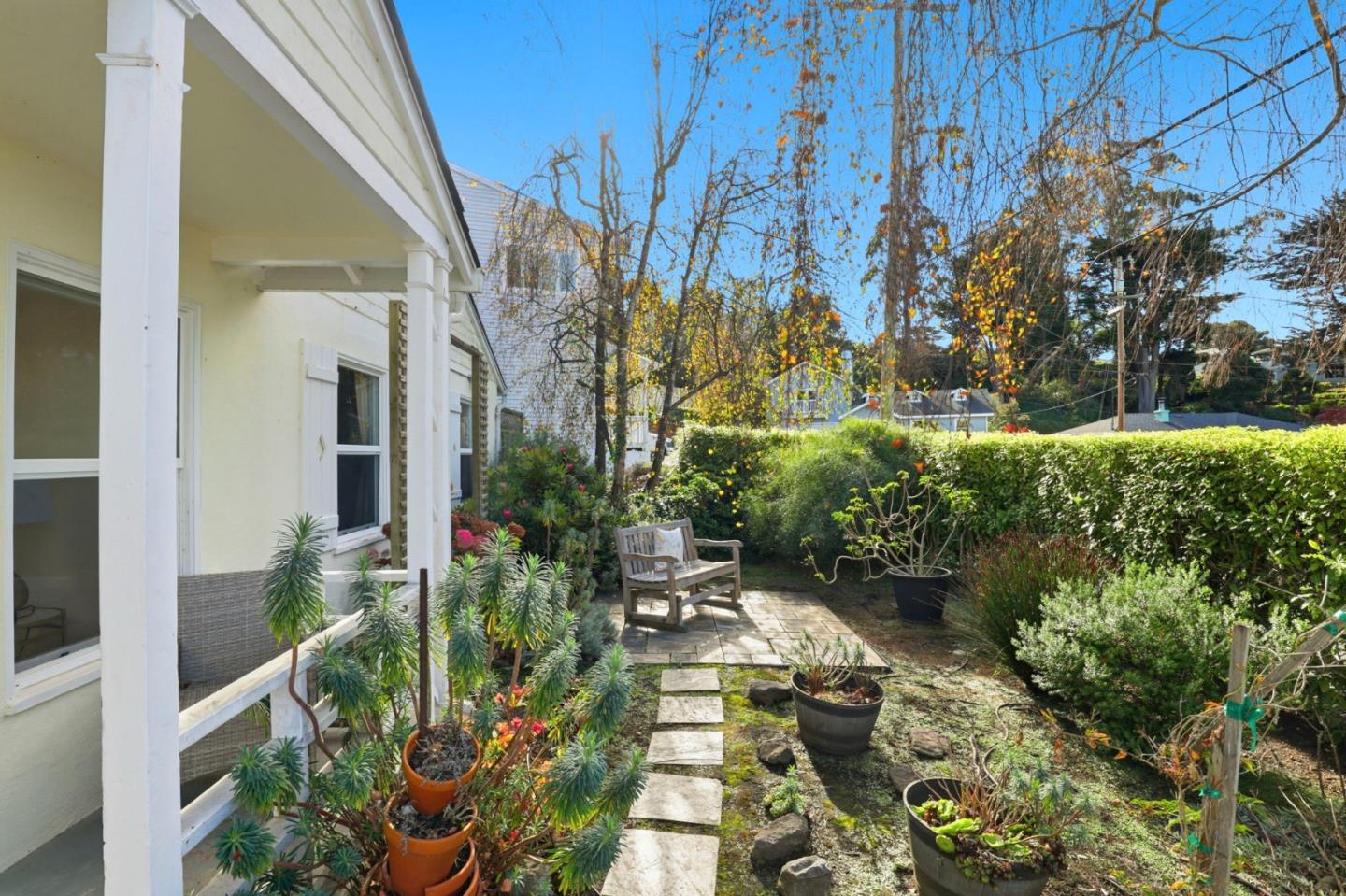 Detail Gallery Image 5 of 33 For 5 Hibbert Ct, Pacifica,  CA 94044 - 4 Beds | 2 Baths