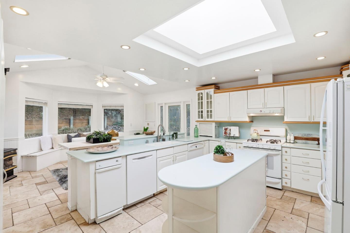 Detail Gallery Image 9 of 33 For 5 Hibbert Ct, Pacifica,  CA 94044 - 4 Beds | 2 Baths