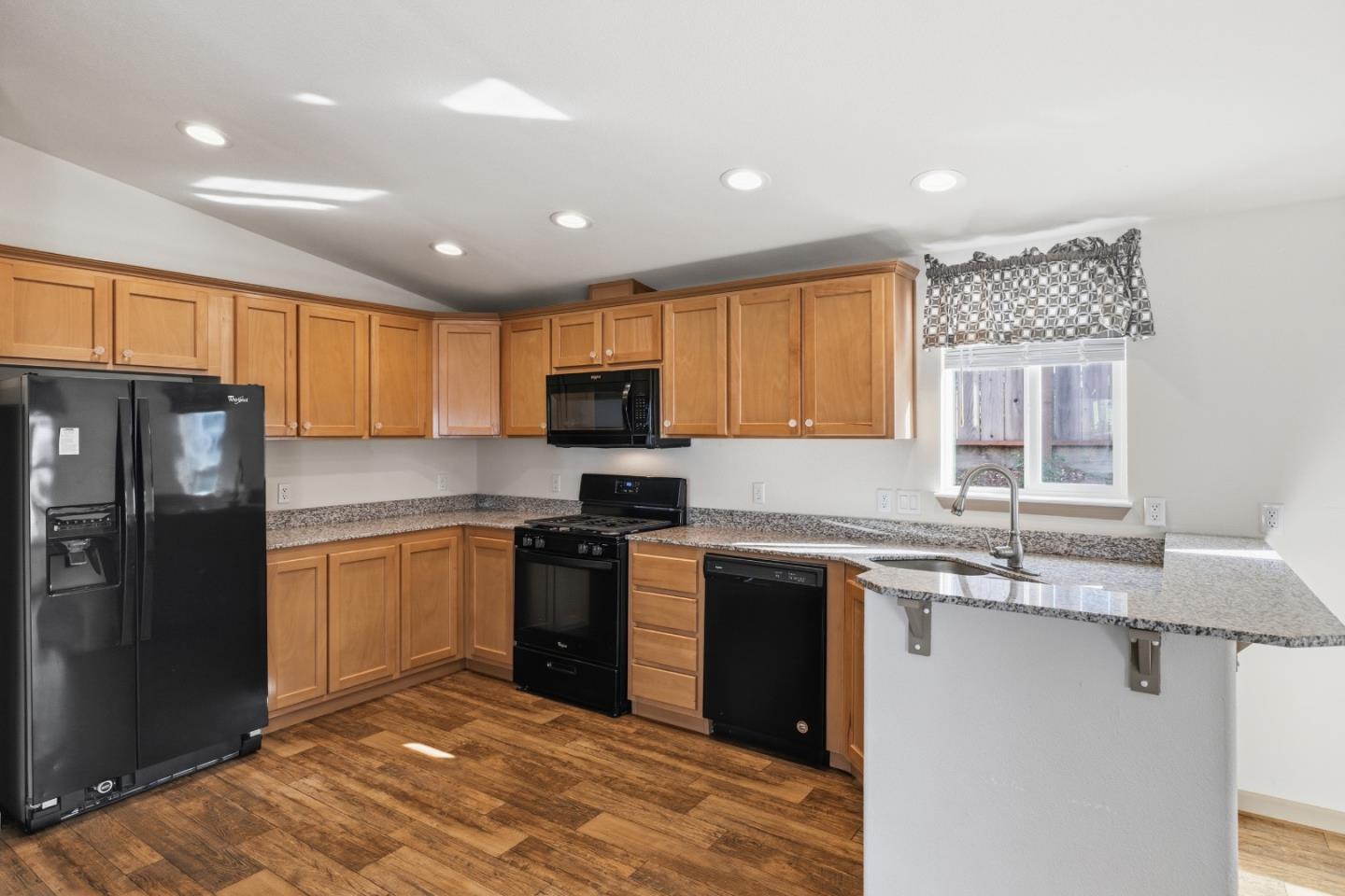 Detail Gallery Image 9 of 23 For 347 Carmel Ave #15,  Marina,  CA 93933 - 2 Beds | 2 Baths