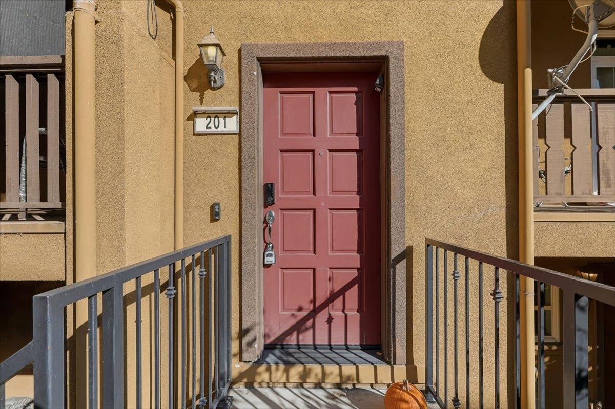 Detail Gallery Image 3 of 32 For 201 San Antonio Pl, San Jose,  CA 95116 - 3 Beds | 2/1 Baths