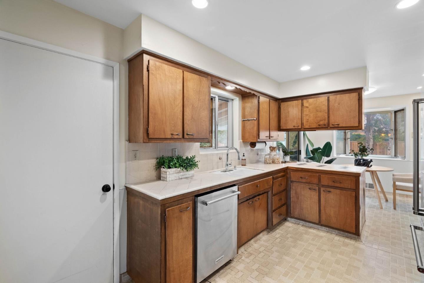 Detail Gallery Image 11 of 33 For 5231 Eileen Dr, San Jose,  CA 95129 - 4 Beds | 2/1 Baths