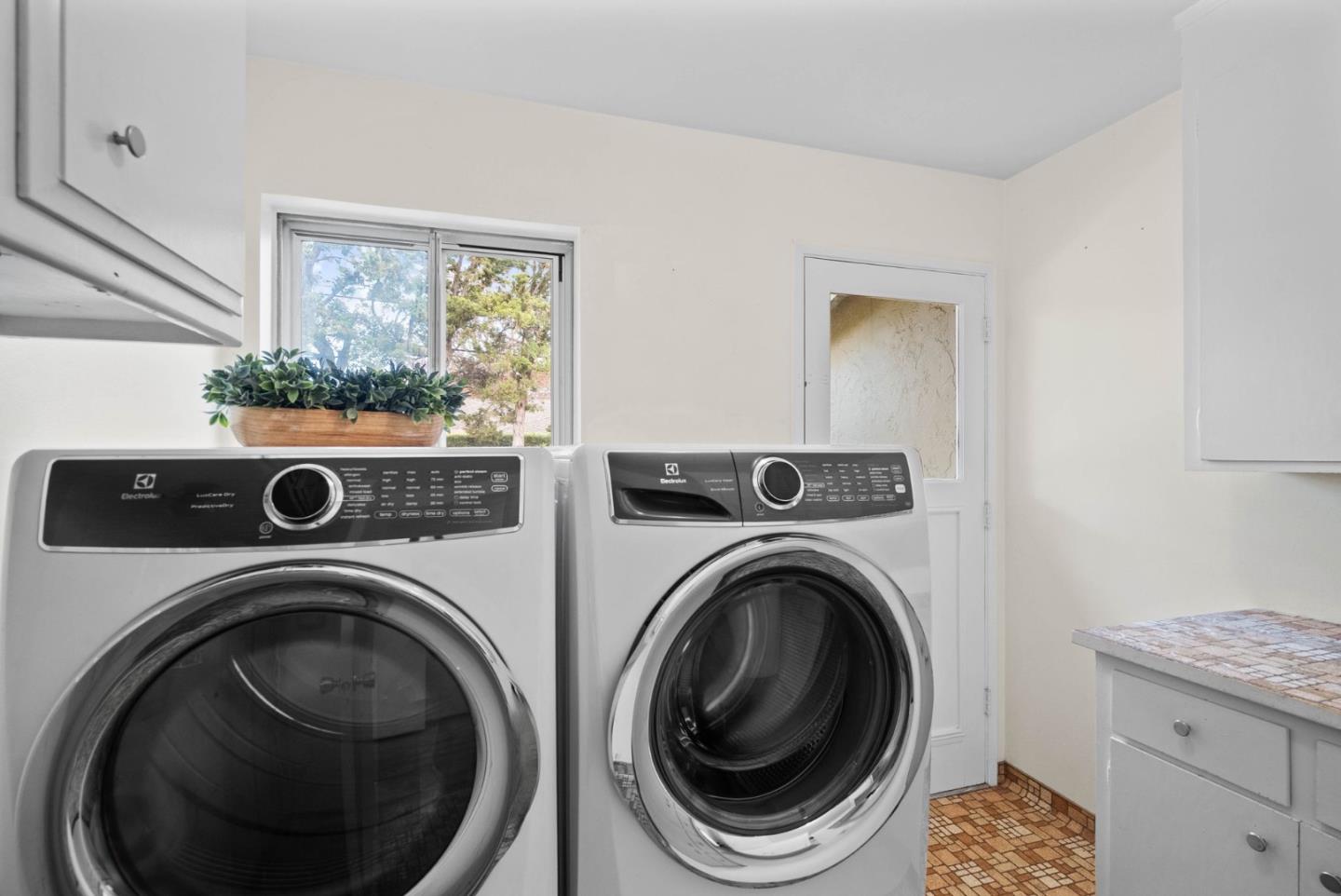 Detail Gallery Image 21 of 33 For 5231 Eileen Dr, San Jose,  CA 95129 - 4 Beds | 2/1 Baths