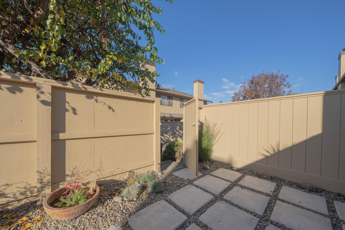 Detail Gallery Image 10 of 43 For 1868 Cherokee #1,  Salinas,  CA 93906 - 2 Beds | 2 Baths