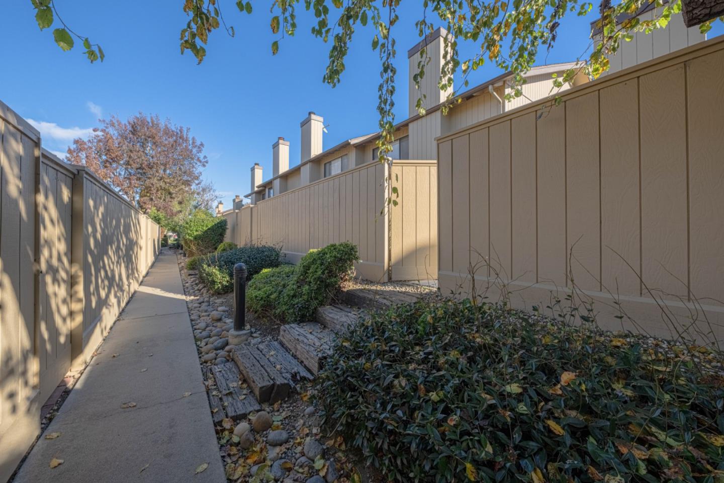 Detail Gallery Image 12 of 43 For 1868 Cherokee #1,  Salinas,  CA 93906 - 2 Beds | 2 Baths