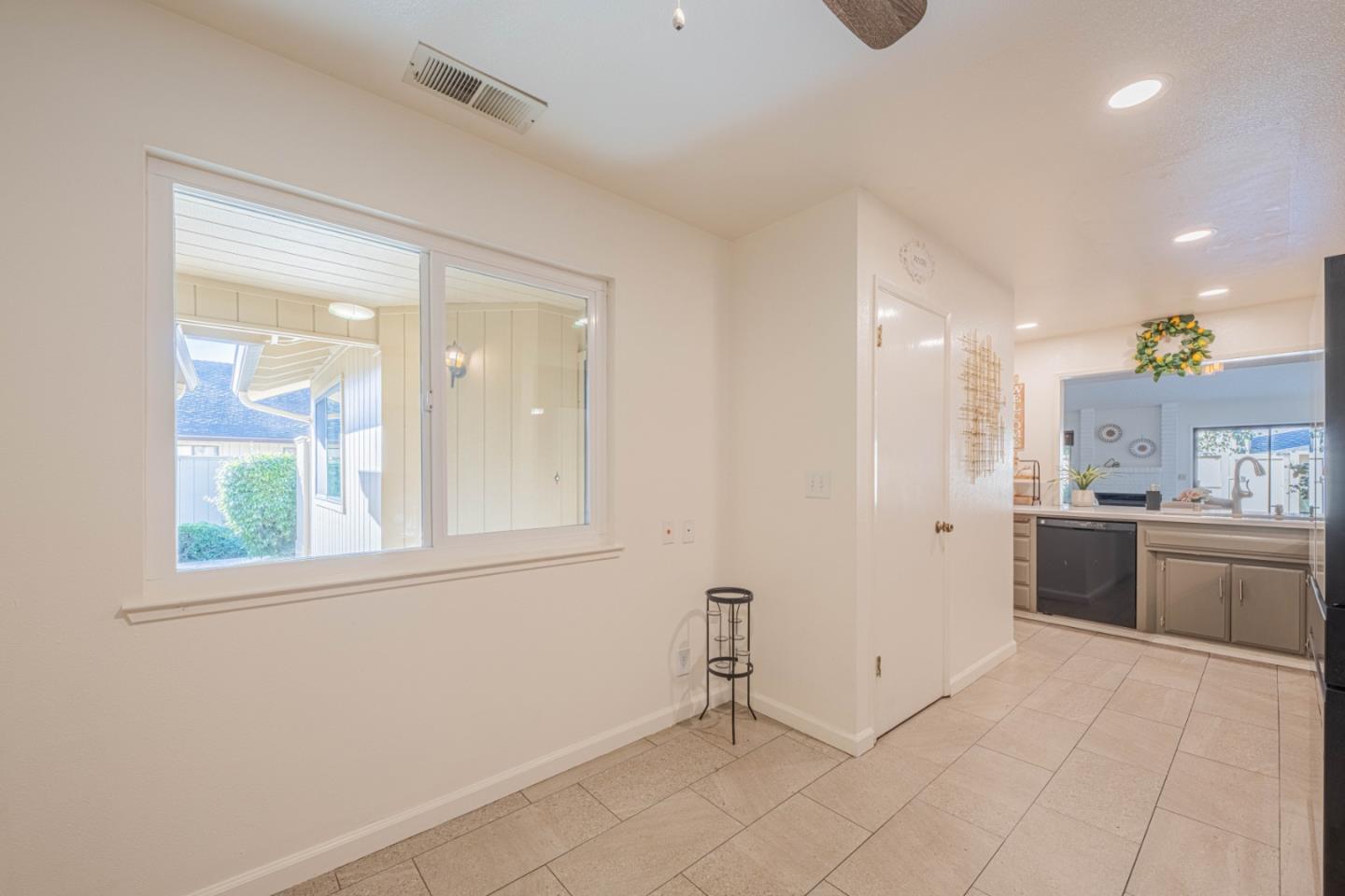 Detail Gallery Image 27 of 43 For 1868 Cherokee #1,  Salinas,  CA 93906 - 2 Beds | 2 Baths