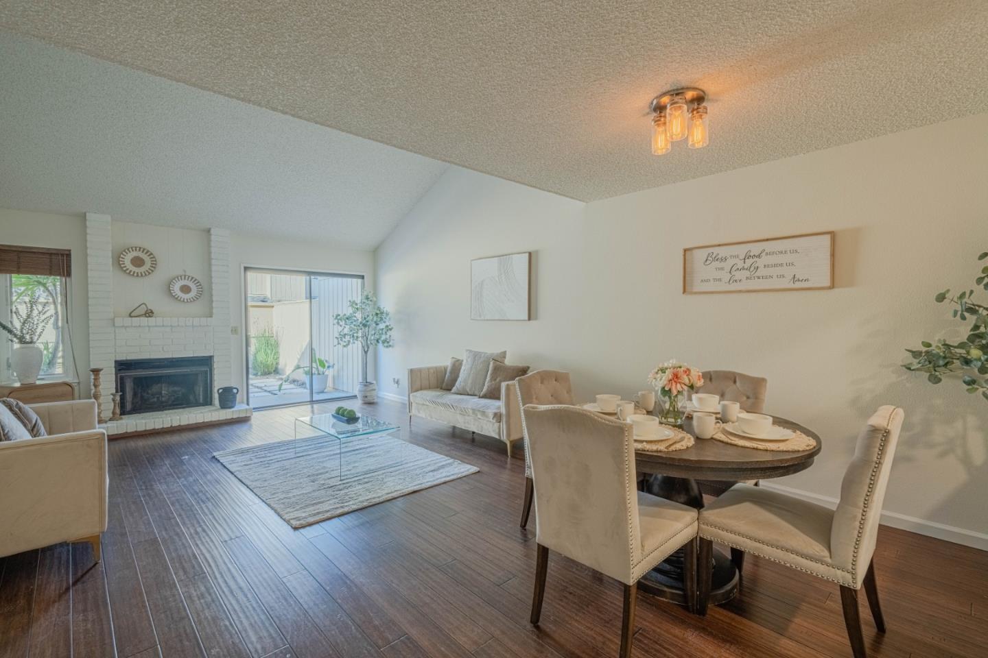 Detail Gallery Image 6 of 43 For 1868 Cherokee #1,  Salinas,  CA 93906 - 2 Beds | 2 Baths