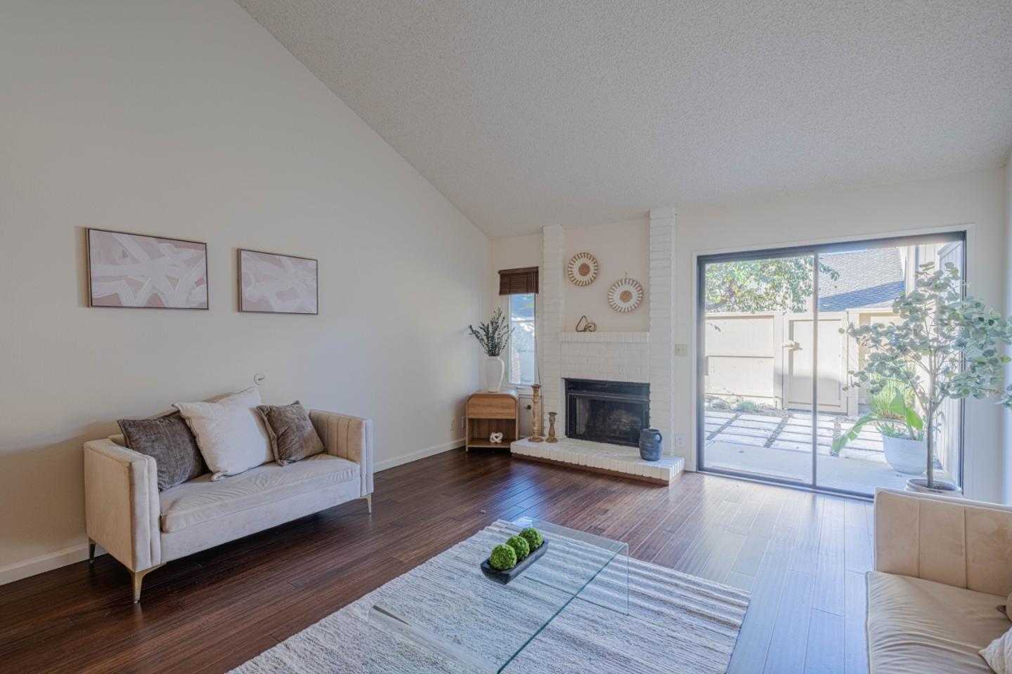 Detail Gallery Image 7 of 43 For 1868 Cherokee #1,  Salinas,  CA 93906 - 2 Beds | 2 Baths