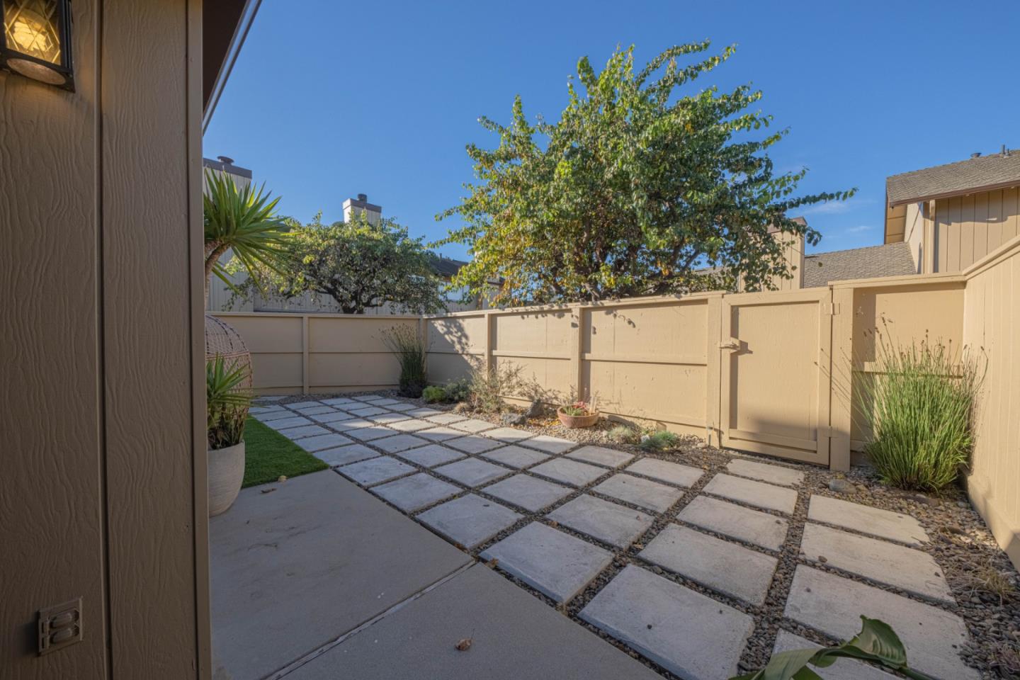 Detail Gallery Image 9 of 43 For 1868 Cherokee #1,  Salinas,  CA 93906 - 2 Beds | 2 Baths