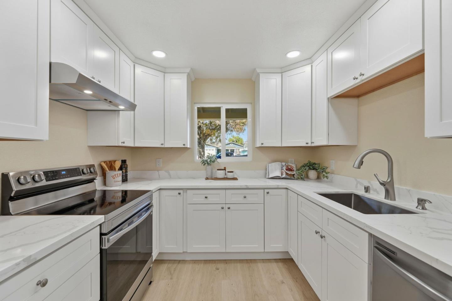 Detail Gallery Image 9 of 23 For 570 Continental Dr, San Jose,  CA 95111 - 3 Beds | 2 Baths