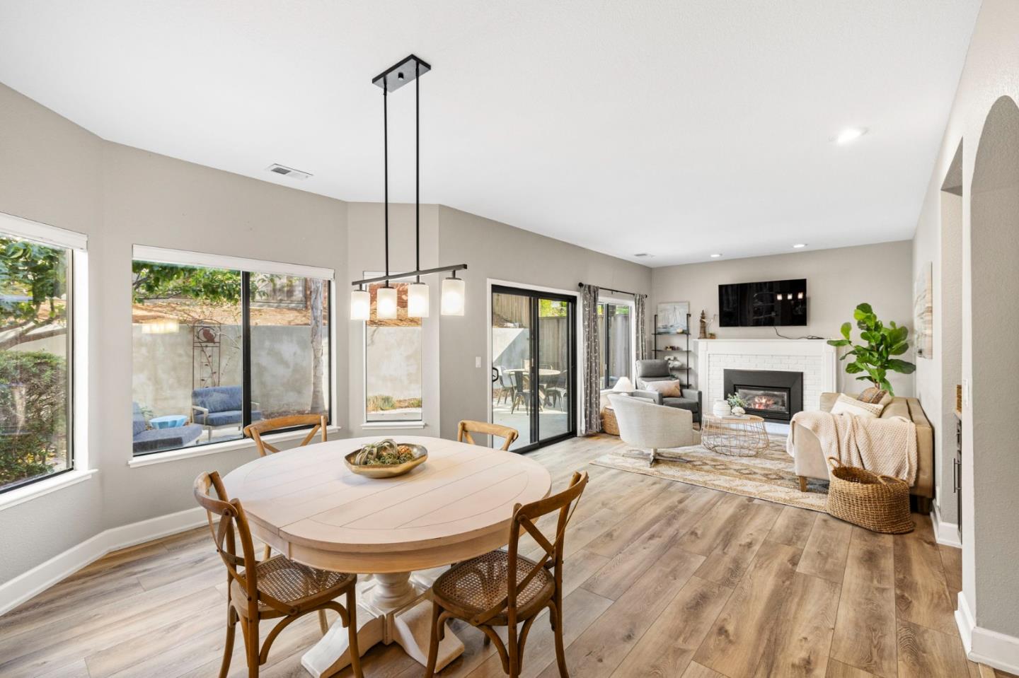 Detail Gallery Image 15 of 107 For 229 Marvilla Cir, Pacifica,  CA 94044 - 4 Beds | 3 Baths