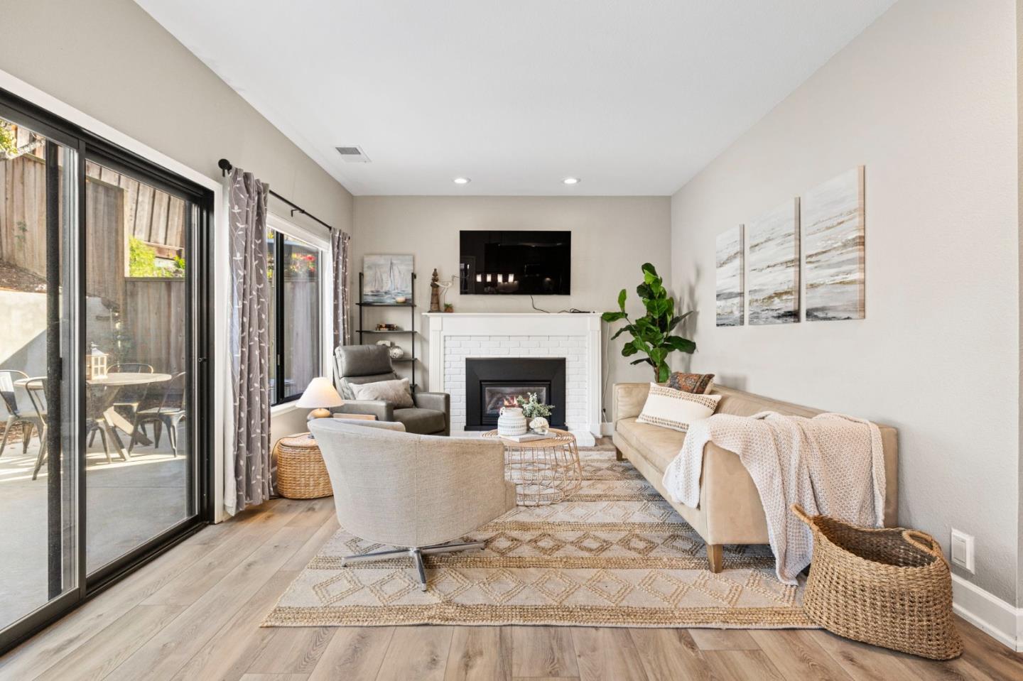 Detail Gallery Image 16 of 107 For 229 Marvilla Cir, Pacifica,  CA 94044 - 4 Beds | 3 Baths