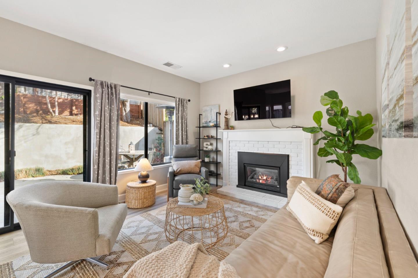 Detail Gallery Image 17 of 107 For 229 Marvilla Cir, Pacifica,  CA 94044 - 4 Beds | 3 Baths