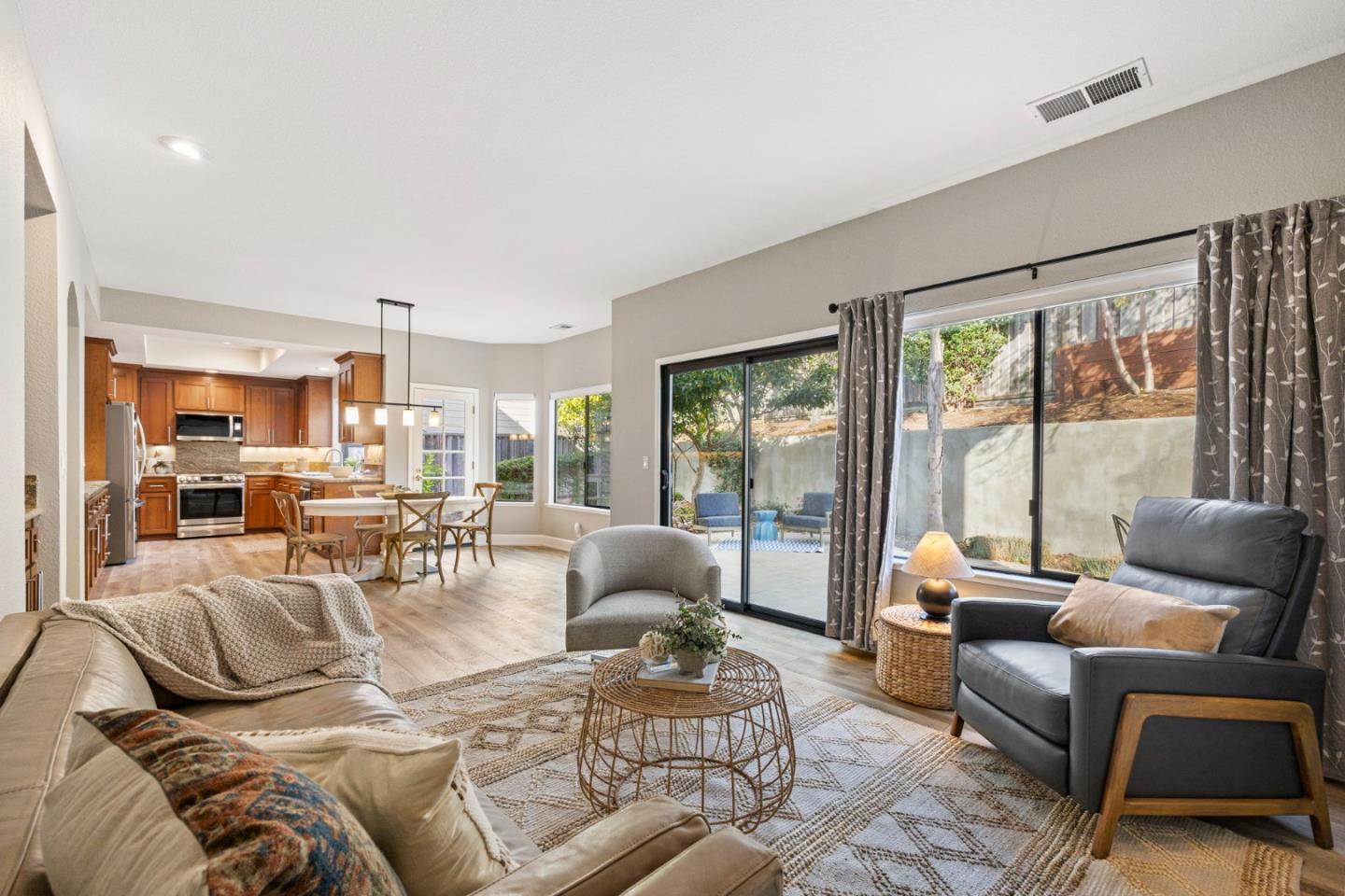 Detail Gallery Image 19 of 107 For 229 Marvilla Cir, Pacifica,  CA 94044 - 4 Beds | 3 Baths