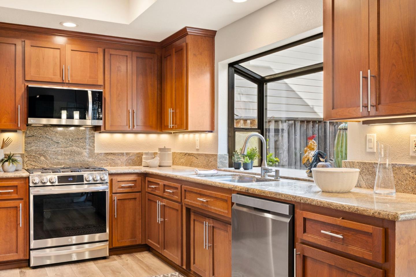 Detail Gallery Image 21 of 107 For 229 Marvilla Cir, Pacifica,  CA 94044 - 4 Beds | 3 Baths