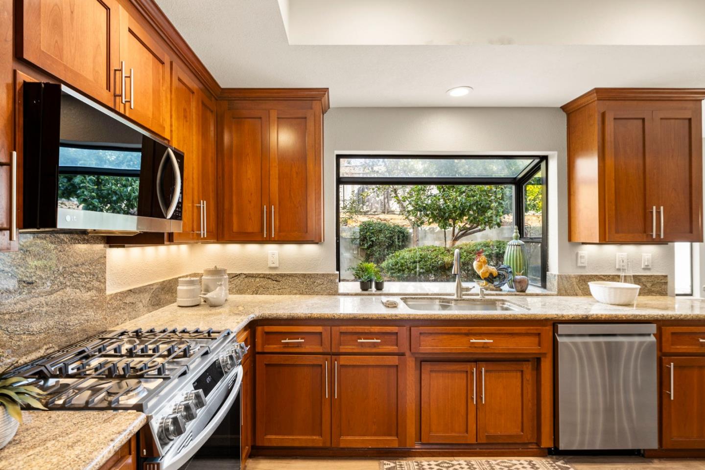 Detail Gallery Image 25 of 107 For 229 Marvilla Cir, Pacifica,  CA 94044 - 4 Beds | 3 Baths