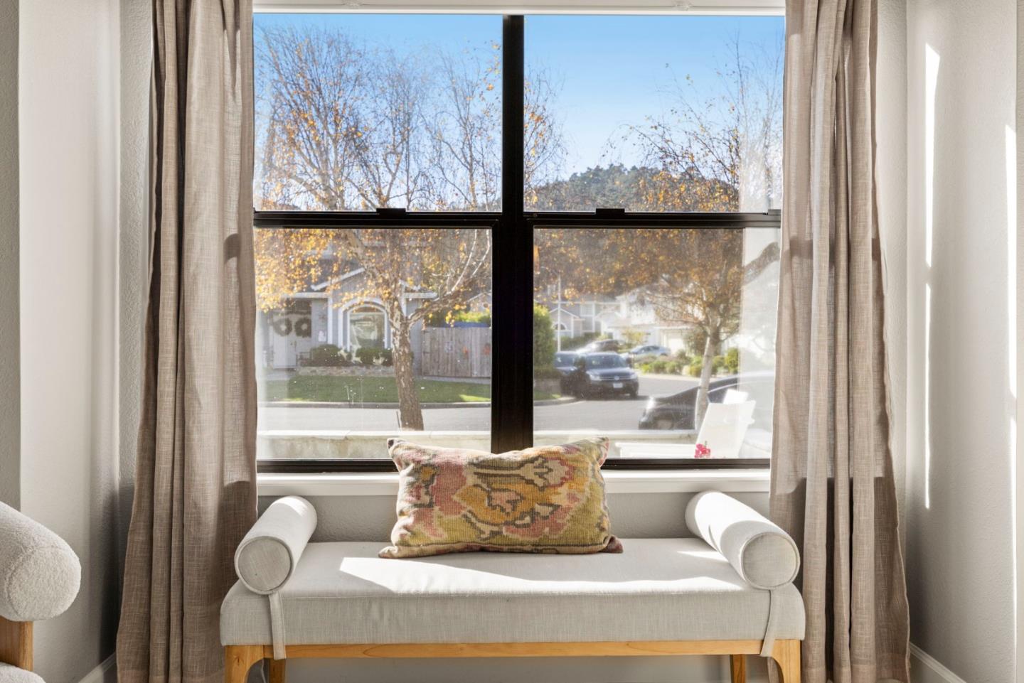 Detail Gallery Image 8 of 107 For 229 Marvilla Cir, Pacifica,  CA 94044 - 4 Beds | 3 Baths