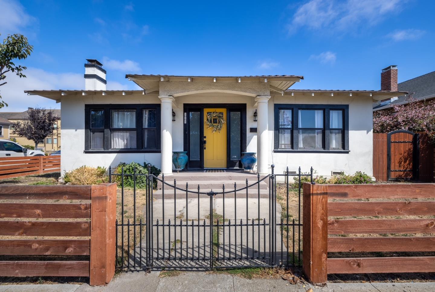 Detail Gallery Image 1 of 27 For 128 Central Ave, Salinas,  CA 93901 - 3 Beds | 1 Baths