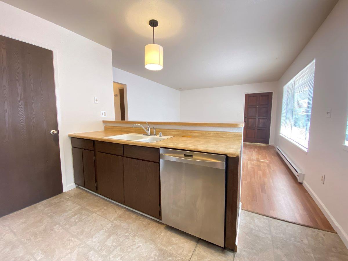 Detail Gallery Image 8 of 12 For 136 Market St, Santa Cruz,  CA 95062 - 6 Beds | 2 Baths