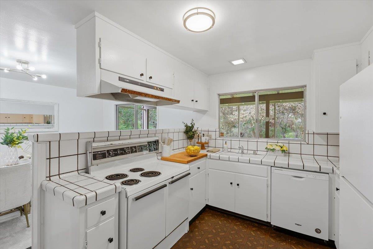 Detail Gallery Image 12 of 56 For 13910 Ravenwood Dr, Saratoga,  CA 95070 - 3 Beds | 2 Baths