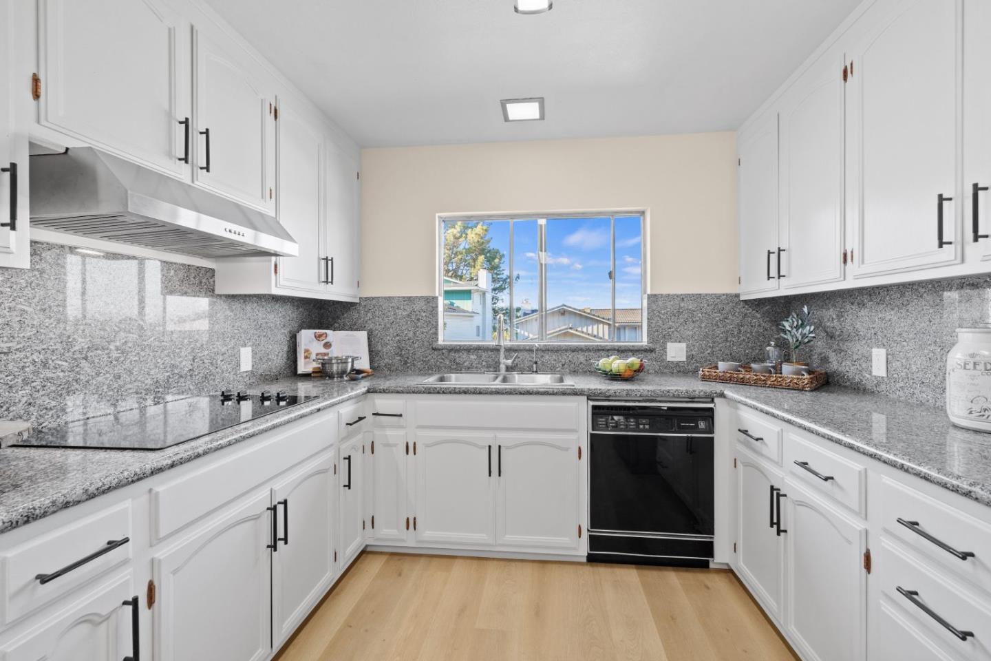 Detail Gallery Image 12 of 56 For 1250 Tuolumne Rd, Millbrae,  CA 94030 - 4 Beds | 3 Baths