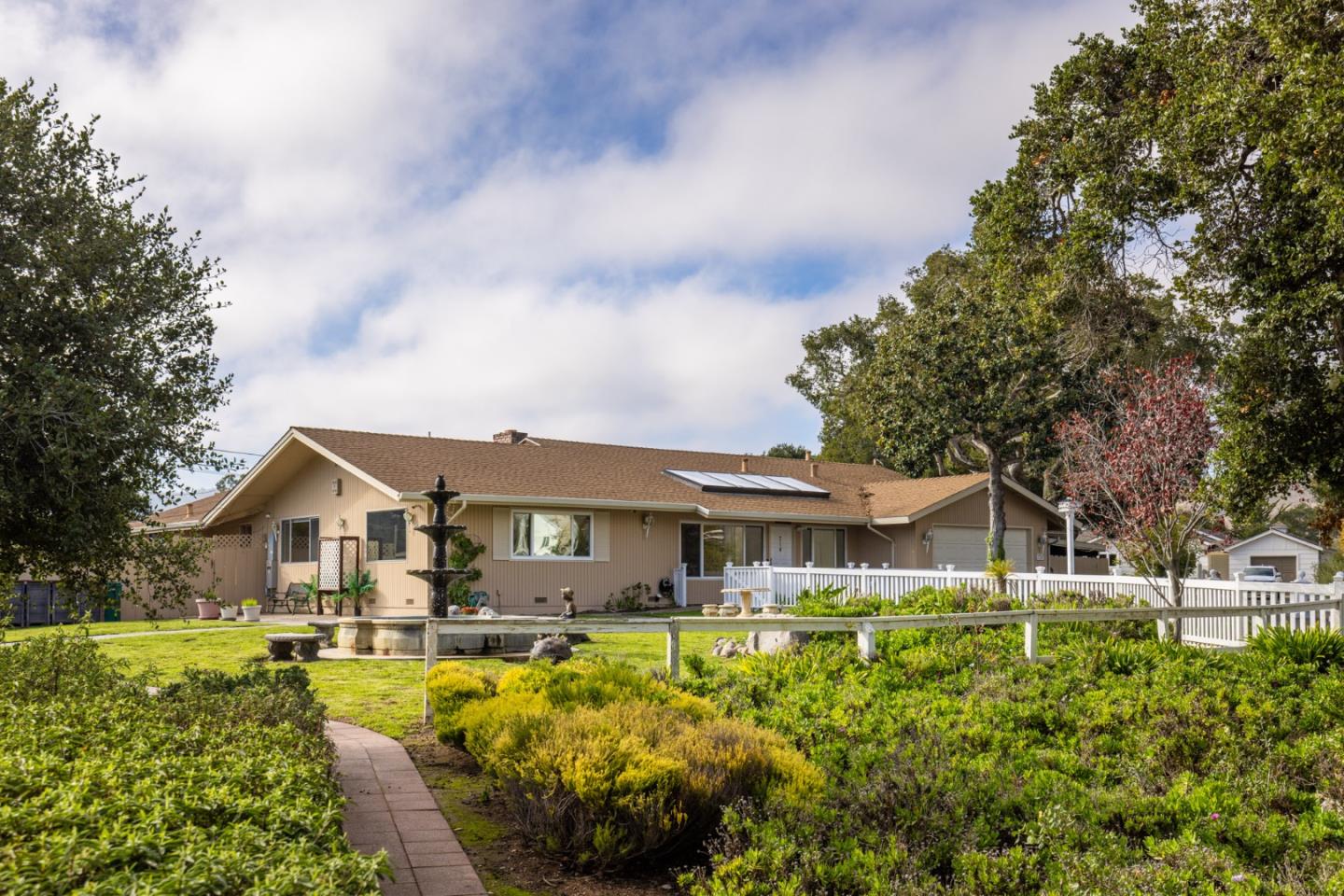 Detail Gallery Image 3 of 48 For 714 Monterey Salinas Hwy, Salinas,  CA 93908 - 5 Beds | 3 Baths