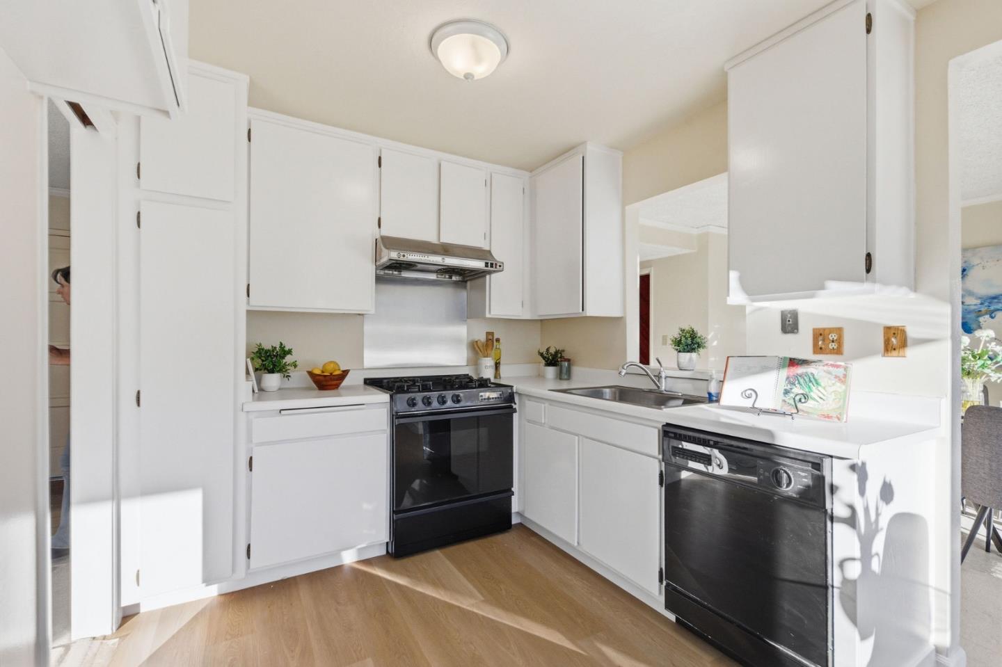 Detail Gallery Image 20 of 72 For 55 Saint James Ct, Daly City,  CA 94015 - 4 Beds | 2/1 Baths