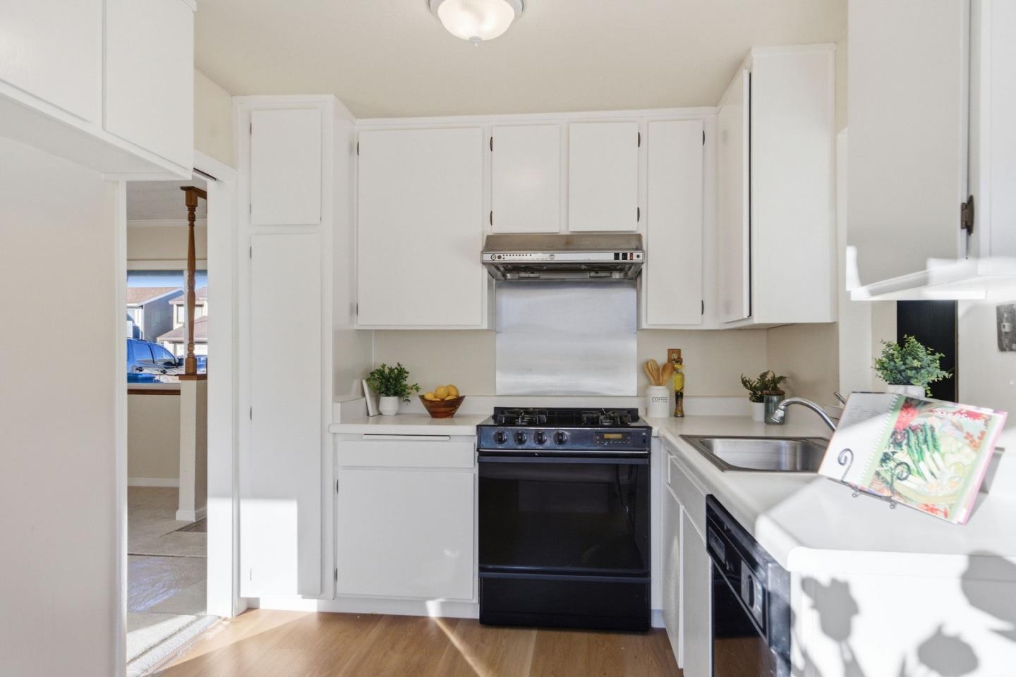 Detail Gallery Image 26 of 72 For 55 Saint James Ct, Daly City,  CA 94015 - 4 Beds | 2/1 Baths