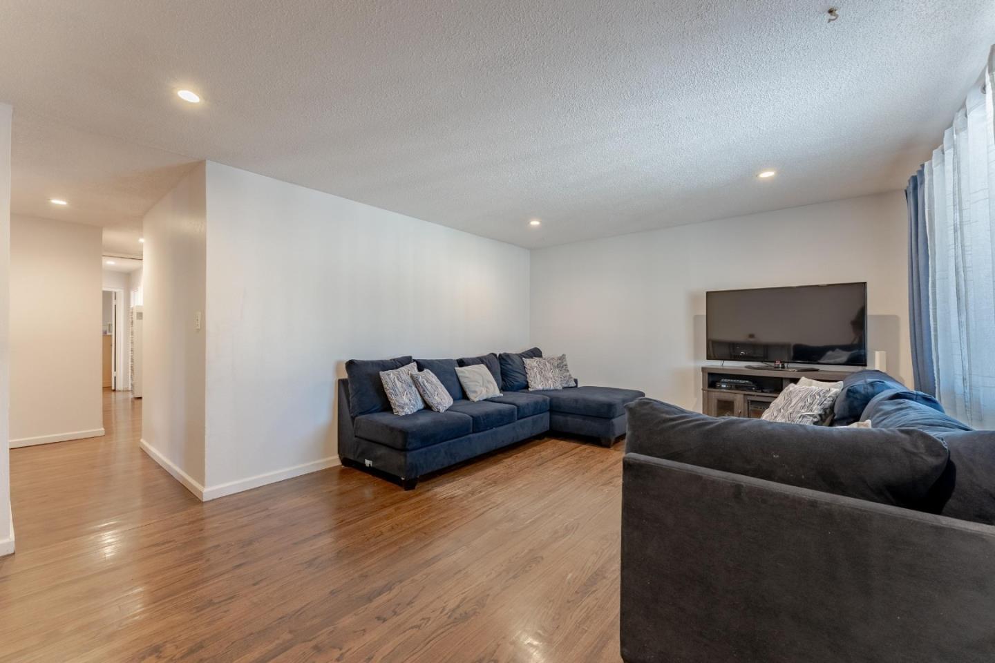 Detail Gallery Image 4 of 23 For 434 Mignot Ln, San Jose,  CA 95111 - 4 Beds | 2 Baths