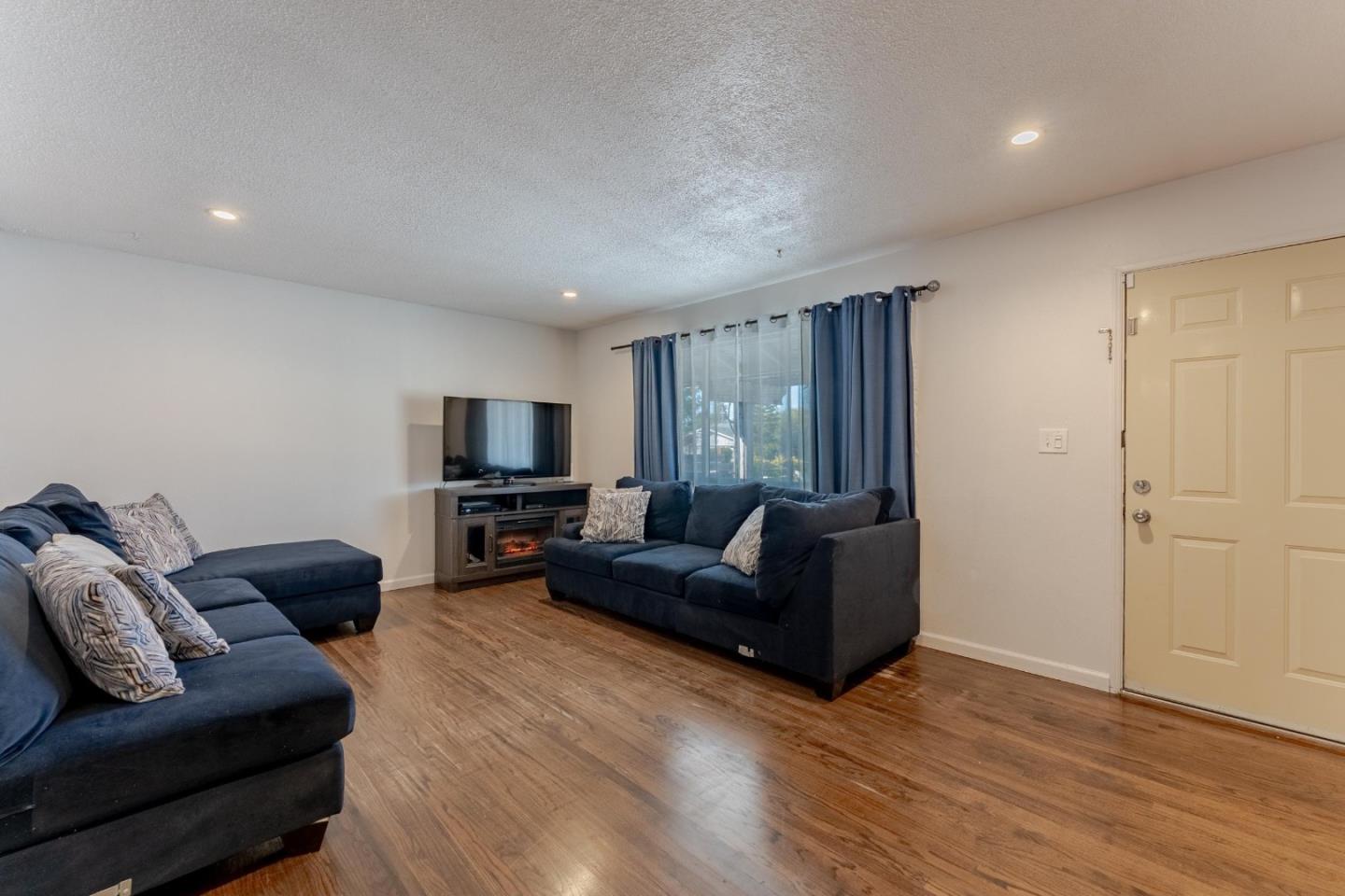 Detail Gallery Image 5 of 23 For 434 Mignot Ln, San Jose,  CA 95111 - 4 Beds | 2 Baths