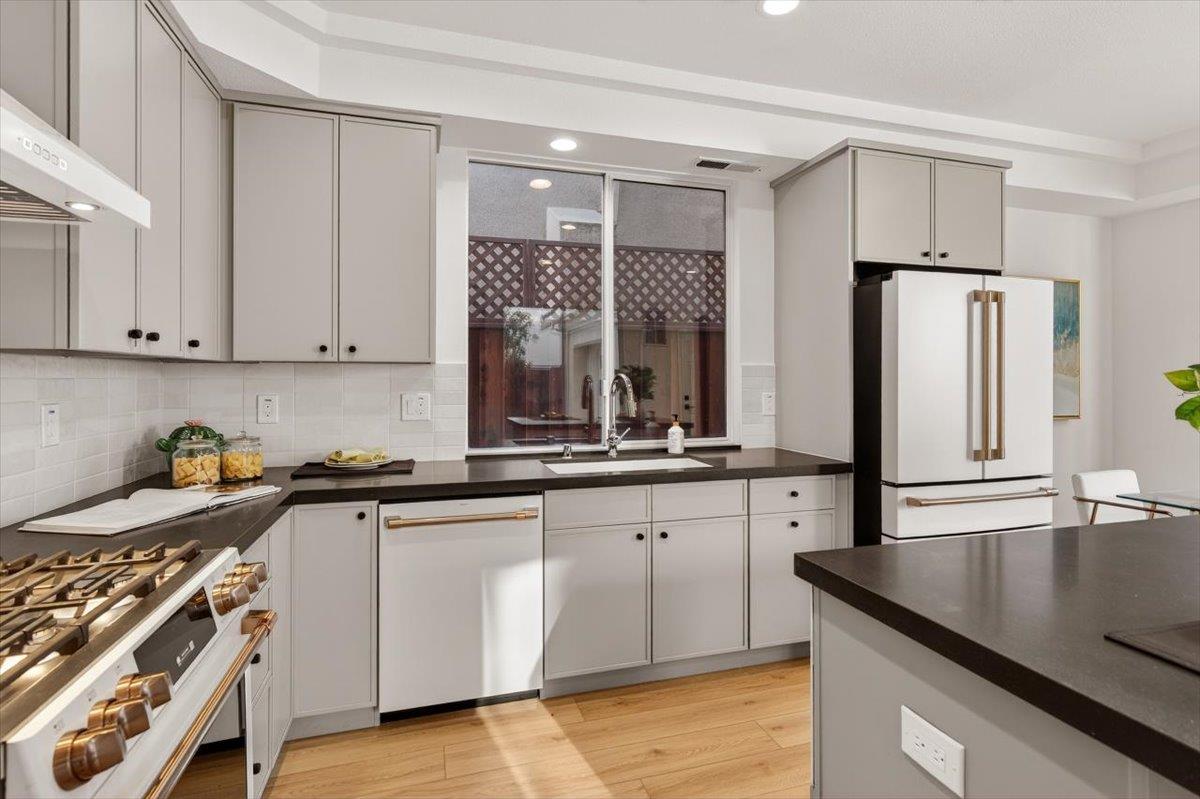 Detail Gallery Image 7 of 18 For 234 Houghton St, Mountain View,  CA 94041 - 2 Beds | 2/1 Baths