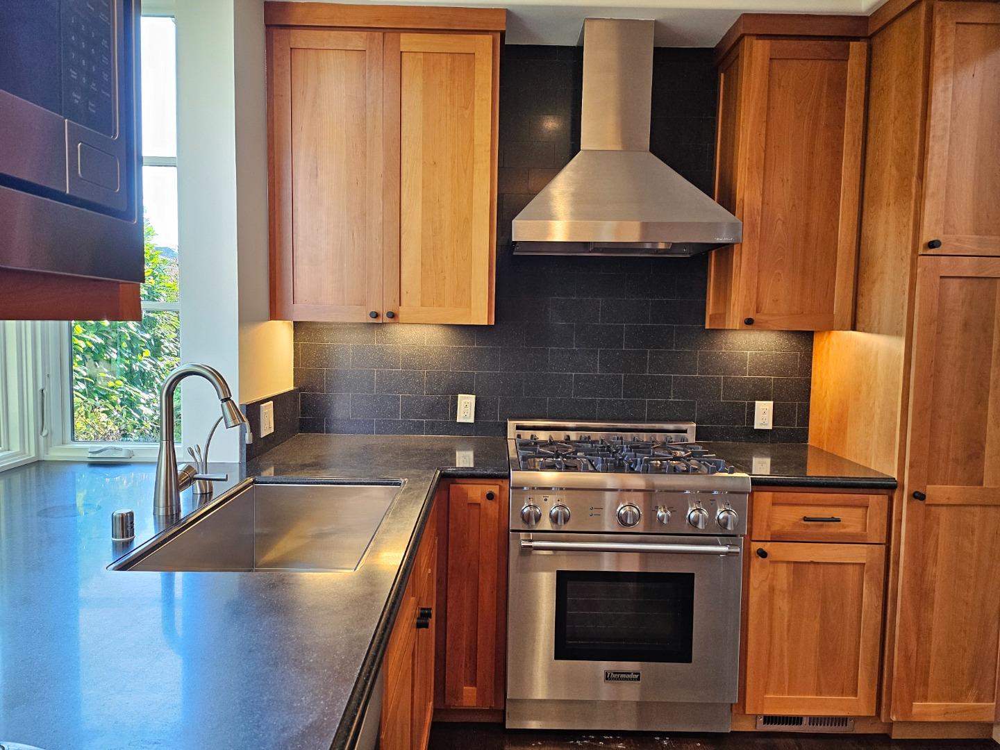 Detail Gallery Image 4 of 20 For 919 Fremont Place, Menlo Park,  CA 94025 - 3 Beds | 2/1 Baths