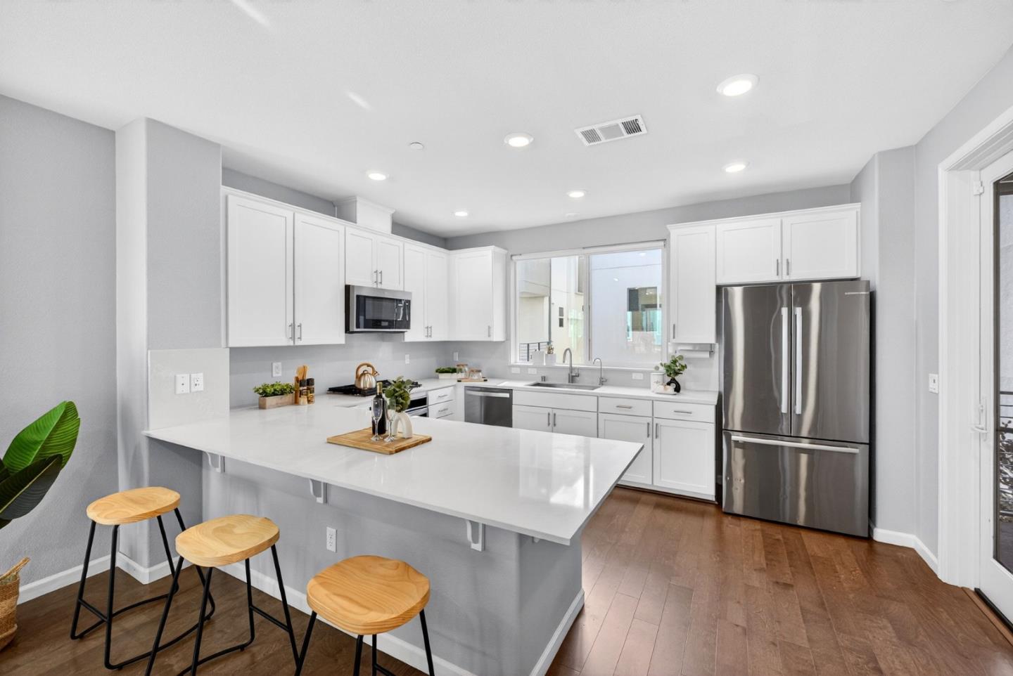 Detail Gallery Image 13 of 38 For 182 Agustin Narvaez St, San Jose,  CA 95136 - 4 Beds | 3/1 Baths