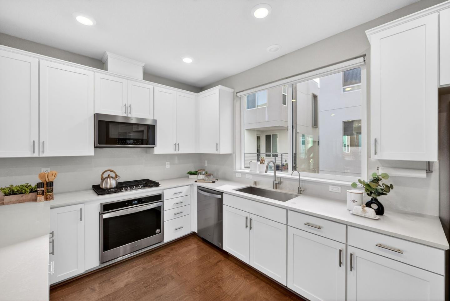 Detail Gallery Image 14 of 38 For 182 Agustin Narvaez St, San Jose,  CA 95136 - 4 Beds | 3/1 Baths