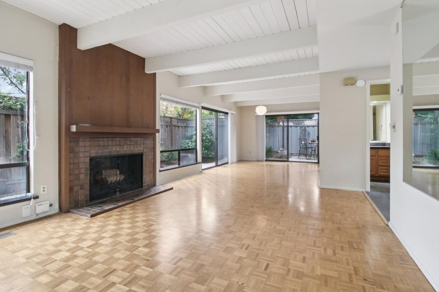 Detail Gallery Image 10 of 42 For 916 Menlo Ave, Menlo Park,  CA 94025 - 2 Beds | 2/1 Baths