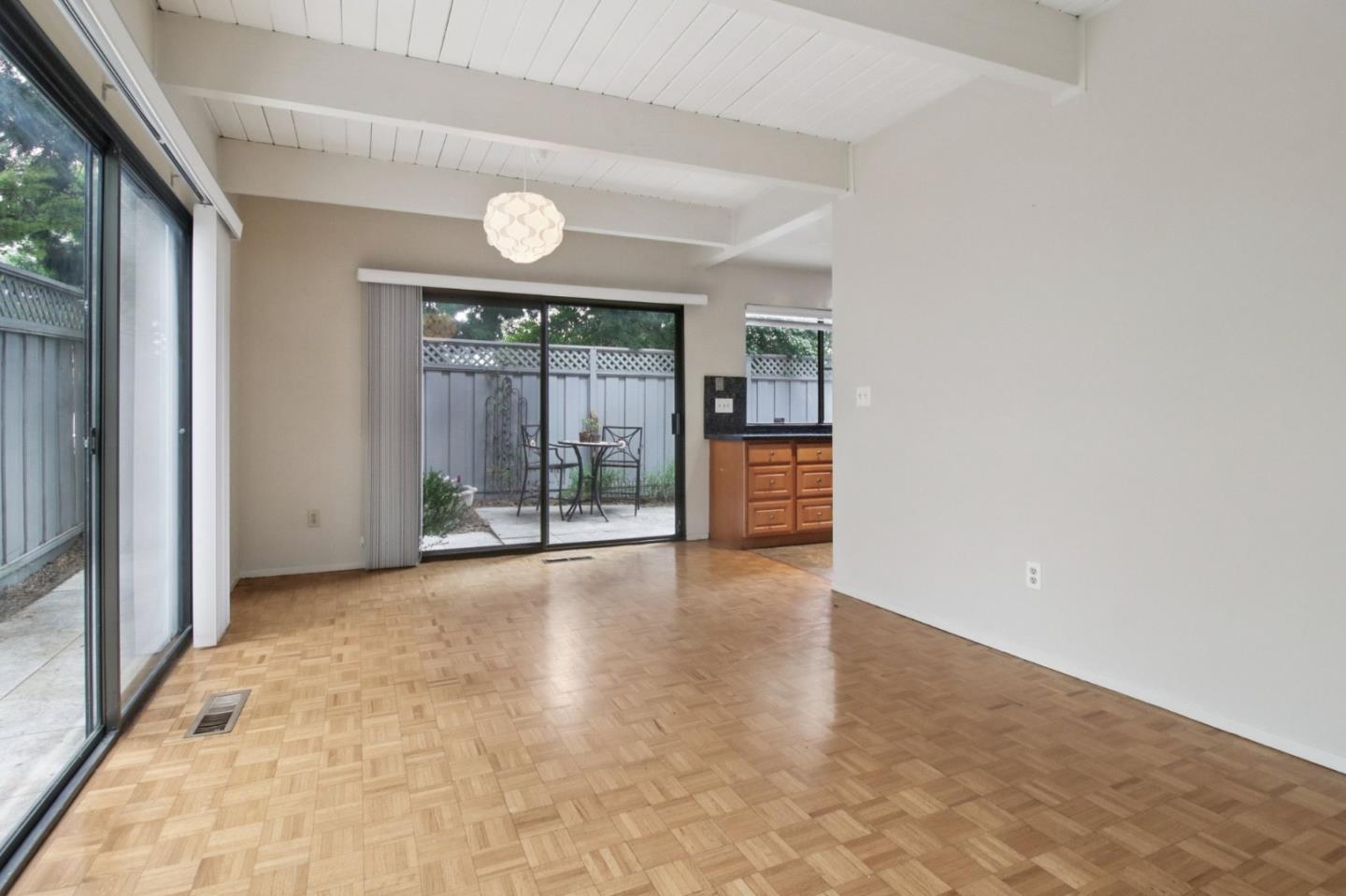 Detail Gallery Image 12 of 42 For 916 Menlo Ave, Menlo Park,  CA 94025 - 2 Beds | 2/1 Baths