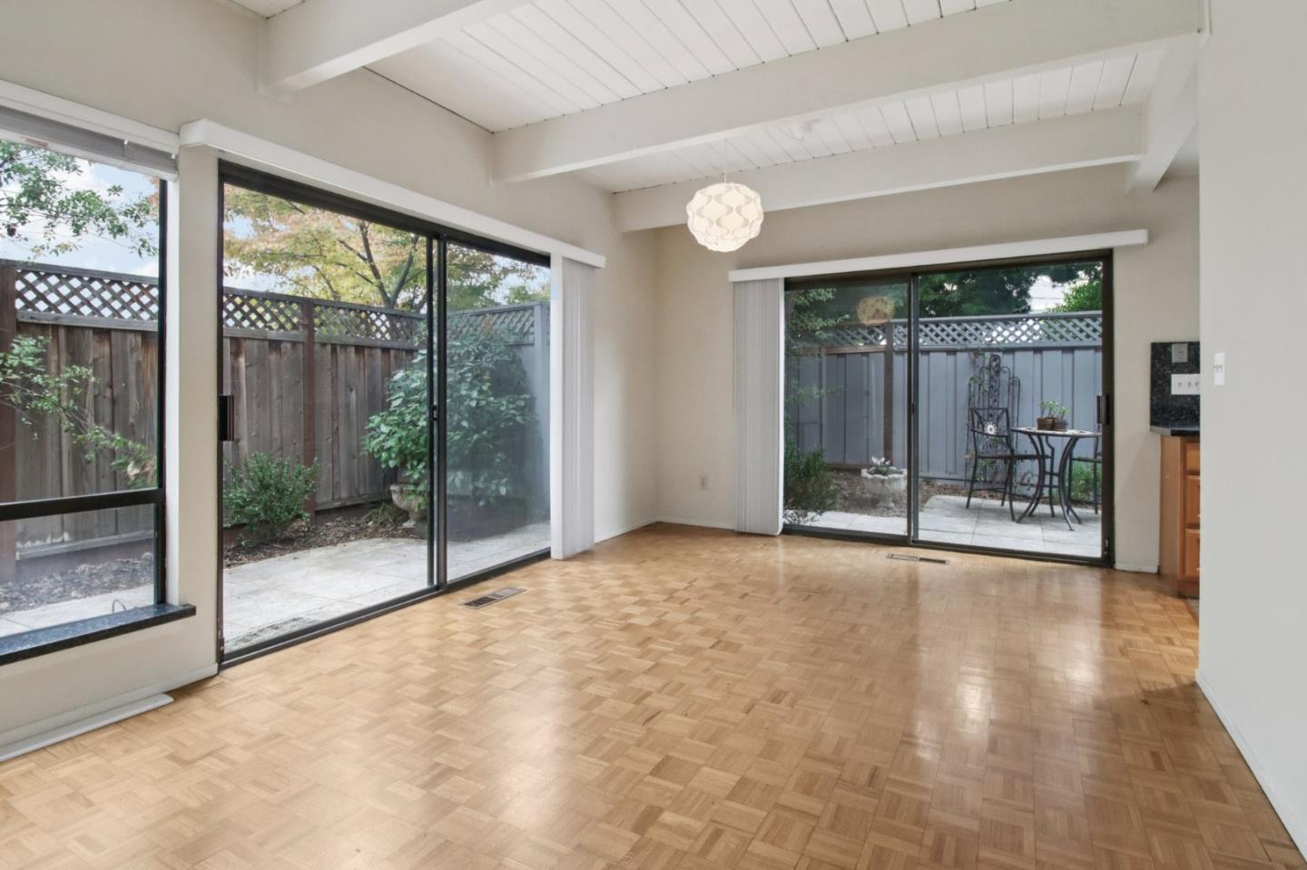 Detail Gallery Image 13 of 42 For 916 Menlo Ave, Menlo Park,  CA 94025 - 2 Beds | 2/1 Baths