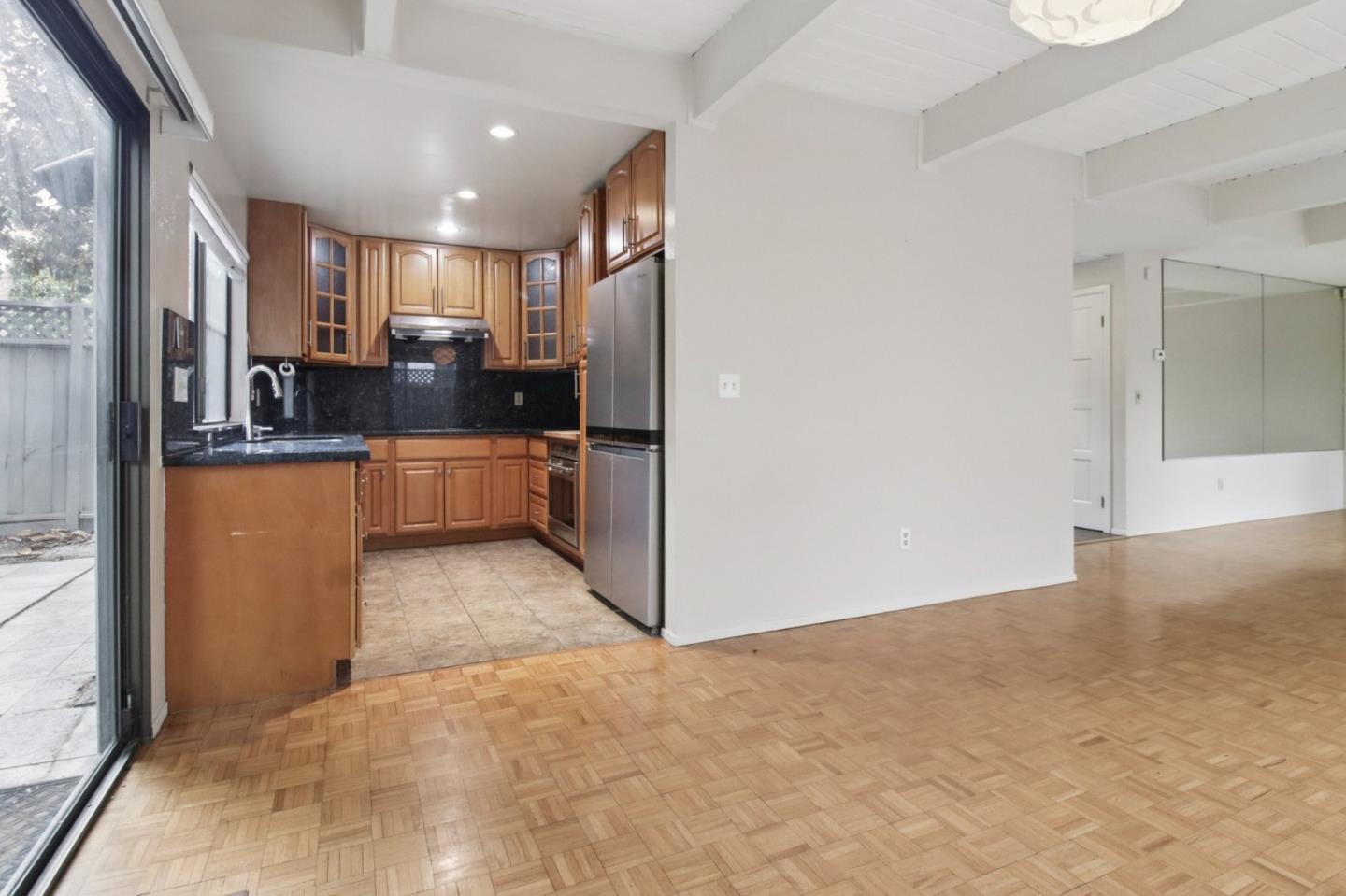 Detail Gallery Image 15 of 42 For 916 Menlo Ave, Menlo Park,  CA 94025 - 2 Beds | 2/1 Baths