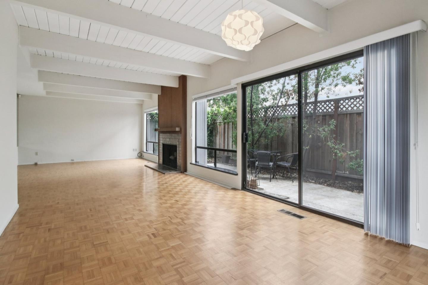 Detail Gallery Image 16 of 42 For 916 Menlo Ave, Menlo Park,  CA 94025 - 2 Beds | 2/1 Baths