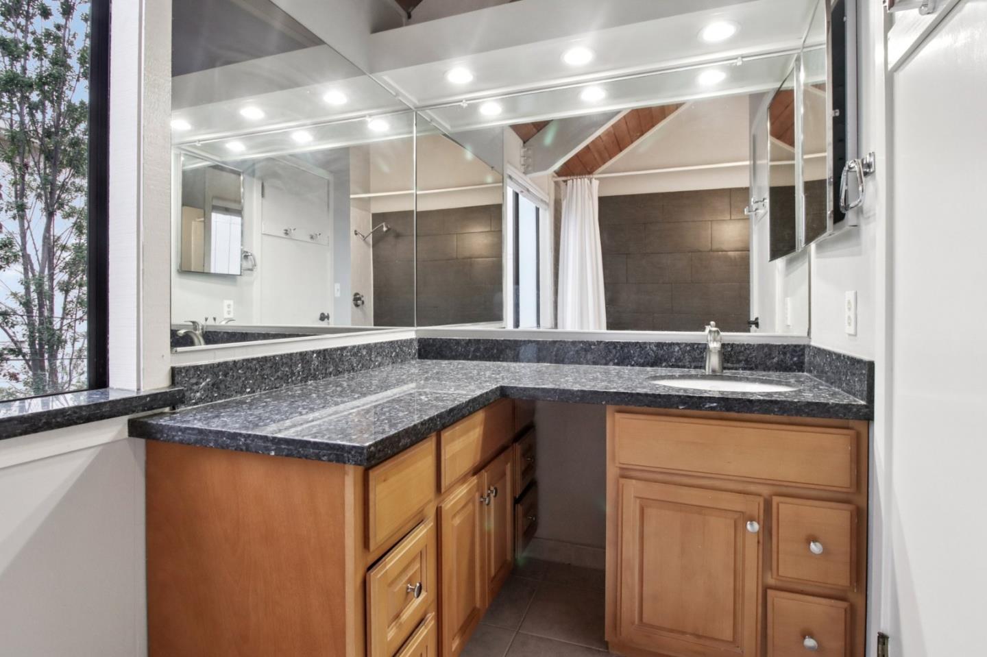 Detail Gallery Image 25 of 42 For 916 Menlo Ave, Menlo Park,  CA 94025 - 2 Beds | 2/1 Baths