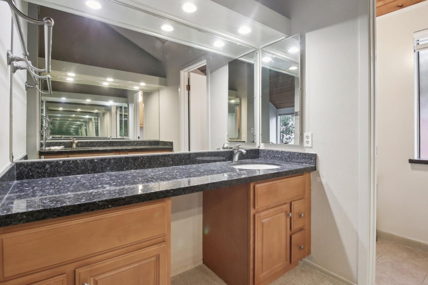 Detail Gallery Image 30 of 42 For 916 Menlo Ave, Menlo Park,  CA 94025 - 2 Beds | 2/1 Baths