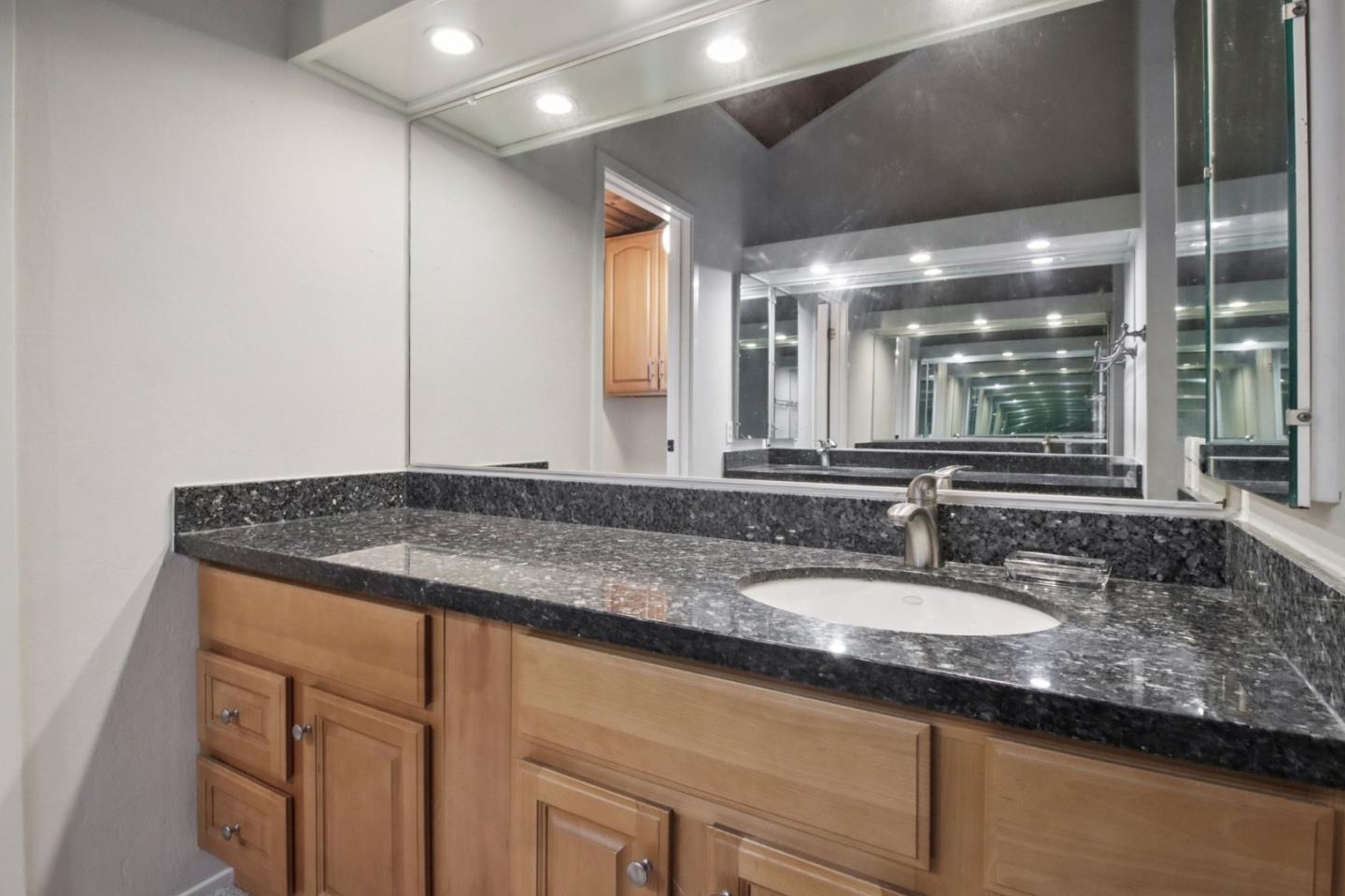 Detail Gallery Image 31 of 42 For 916 Menlo Ave, Menlo Park,  CA 94025 - 2 Beds | 2/1 Baths