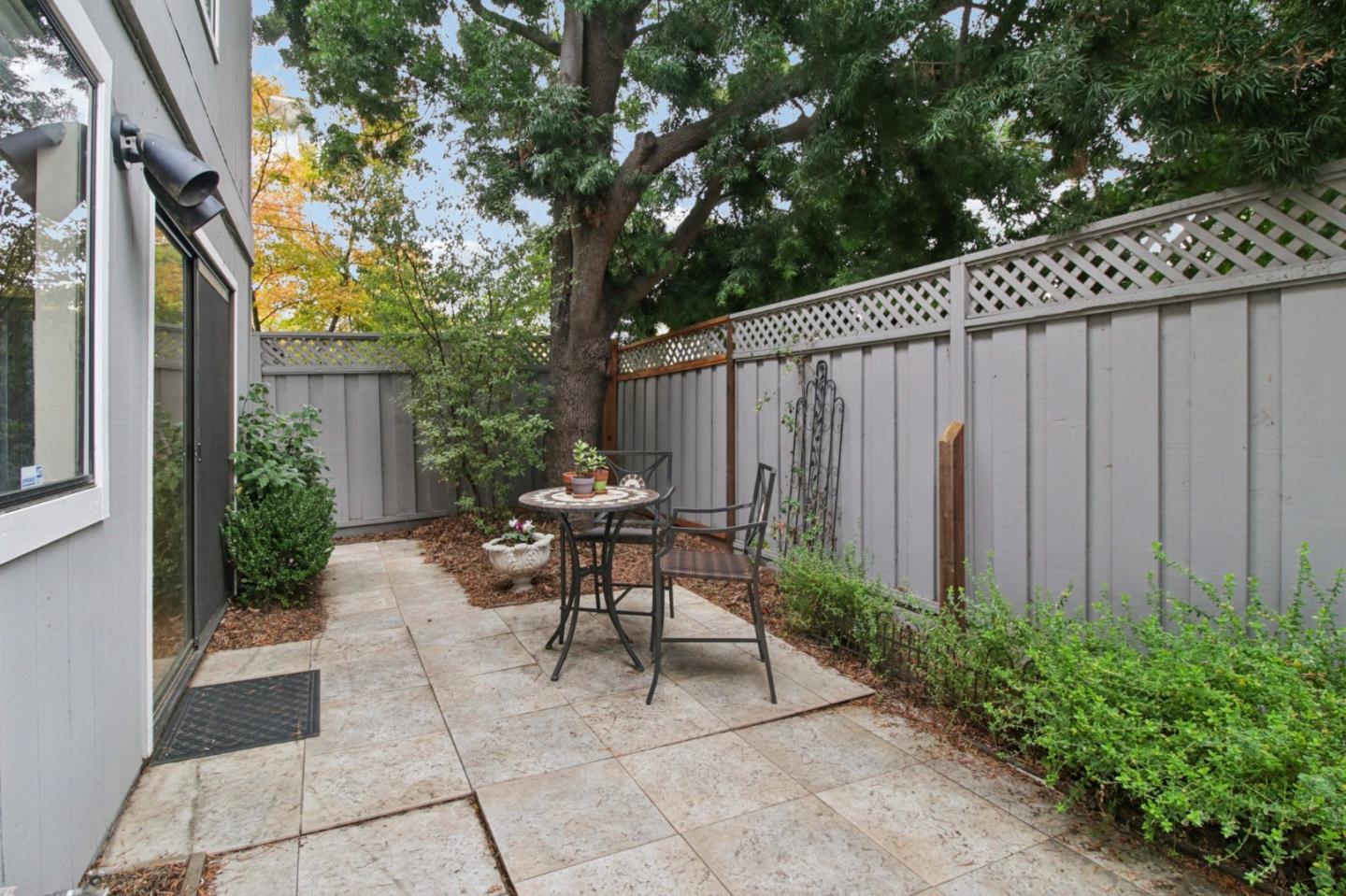 Detail Gallery Image 35 of 42 For 916 Menlo Ave, Menlo Park,  CA 94025 - 2 Beds | 2/1 Baths