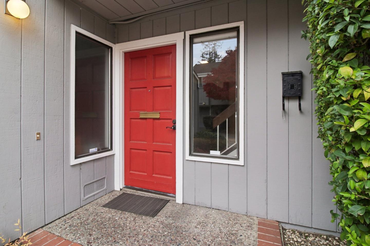 Detail Gallery Image 5 of 42 For 916 Menlo Ave, Menlo Park,  CA 94025 - 2 Beds | 2/1 Baths